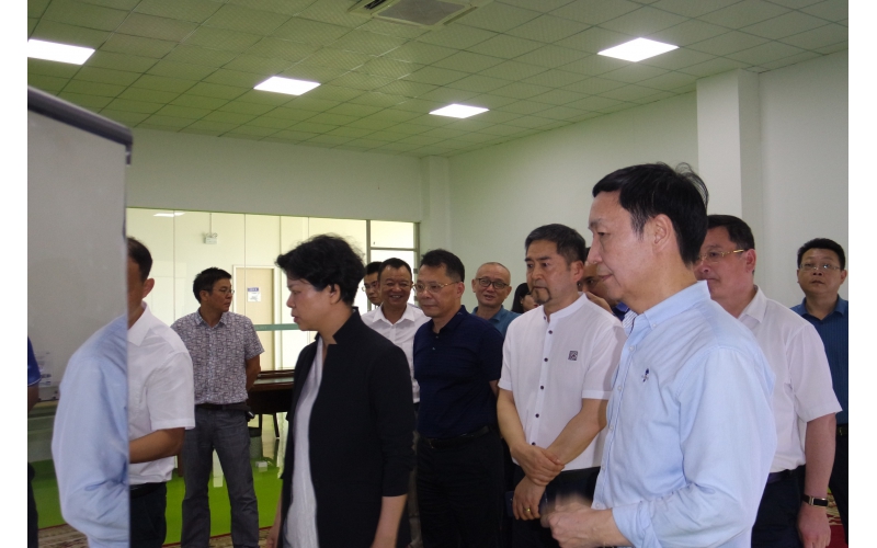 市委副書記、市長張迎春走訪智能制造企業，來我司調研，與我司高層領導親切會面。